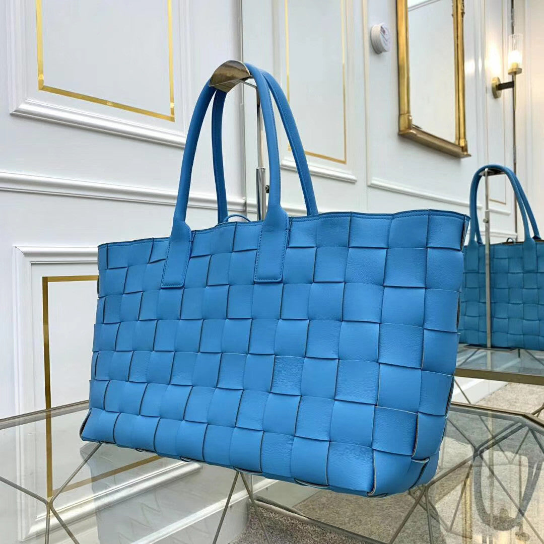 Bottega Veneta MEDIUM TOTE IN MAXI INTRECCIO Blue