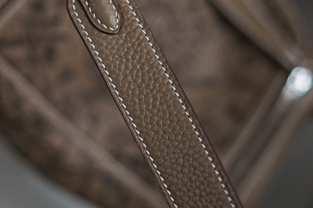[Online Exclusive] Hermes Limited Edition Embroidered Lindy 26 Bag