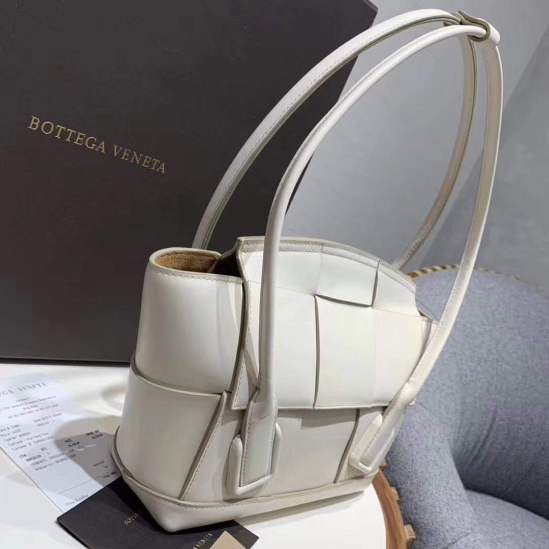 Bottega Veneta ARCO 33 BAG IN FRENCH CALFSKIN Bianco