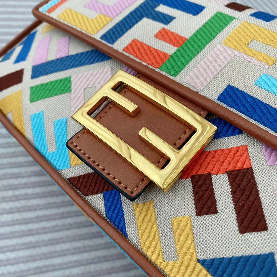 Fendi  BAGUETTE Beige canvas bag