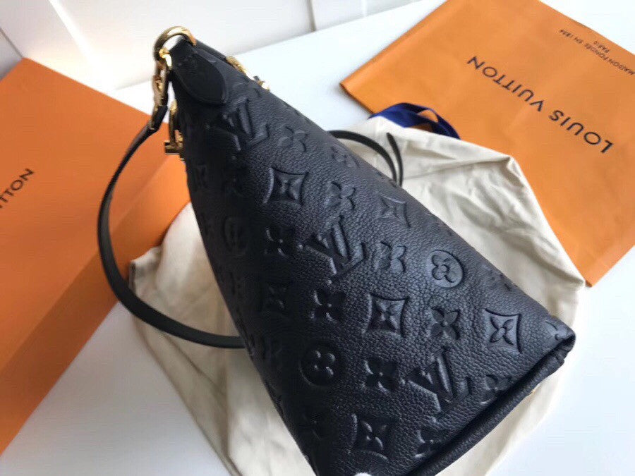 Louis Vuitton M44397 V TOTE MM