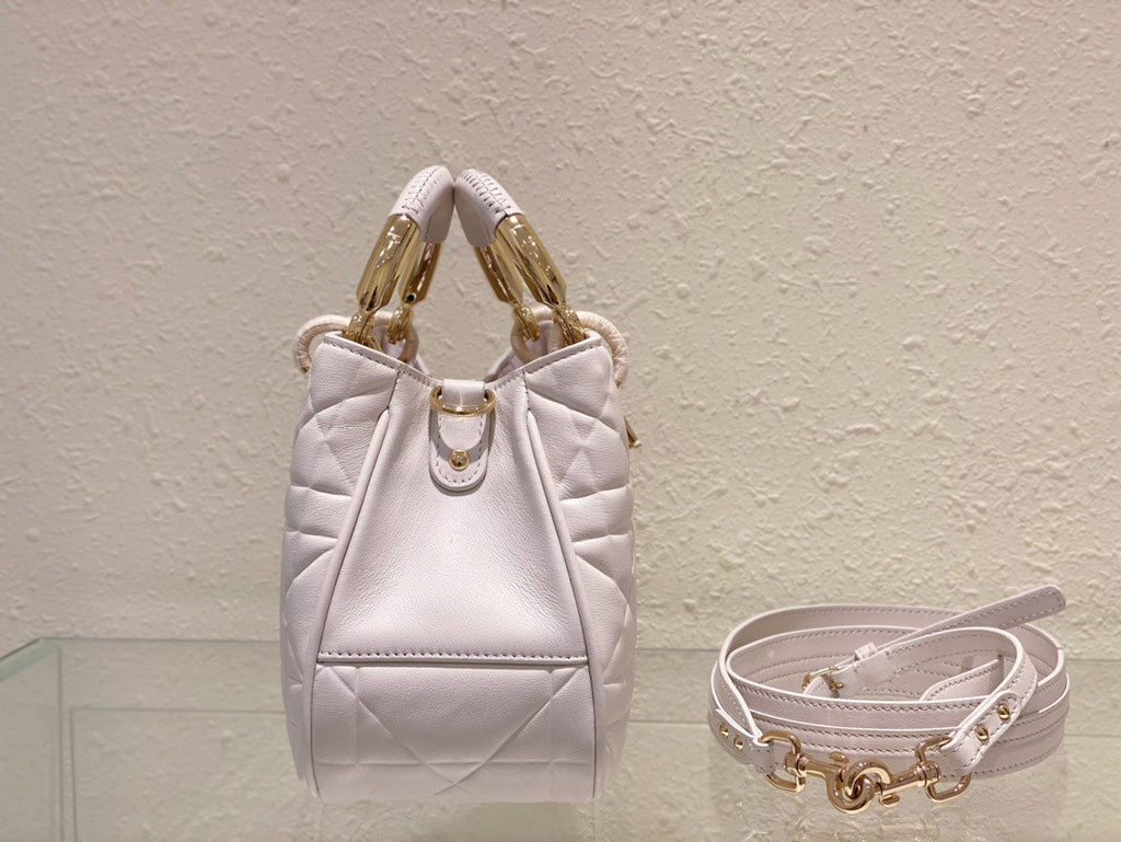 [Priority Release] Christian Dior The lady Dior 95.22 Bag Large White