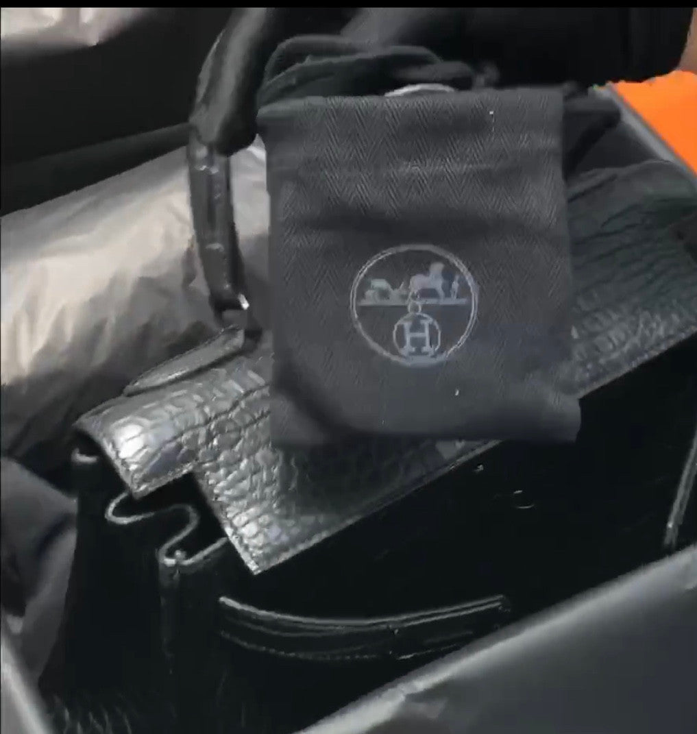 Hermes SAC KELLY SO BLACK RETOURNÉ 35 EN ALLIGATOR NOIR, GARNITURE EN MÉTAL PLAQUÉ NOIR, ÉDITION LIMITÉE