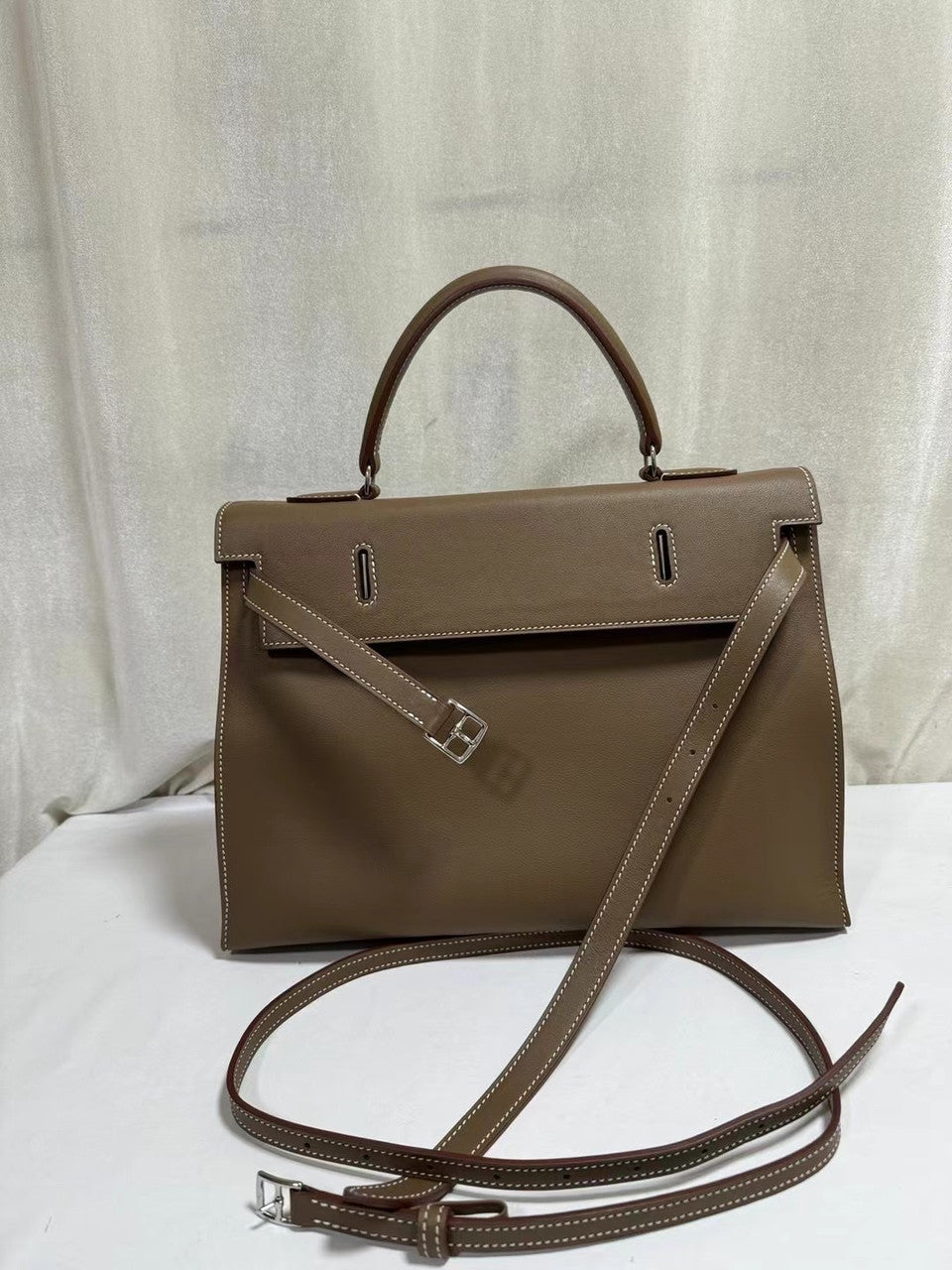 Hermes  A PARCHEMIN SWIFT LEATHER  ETOUPE KELLY FLAT 35 BAG