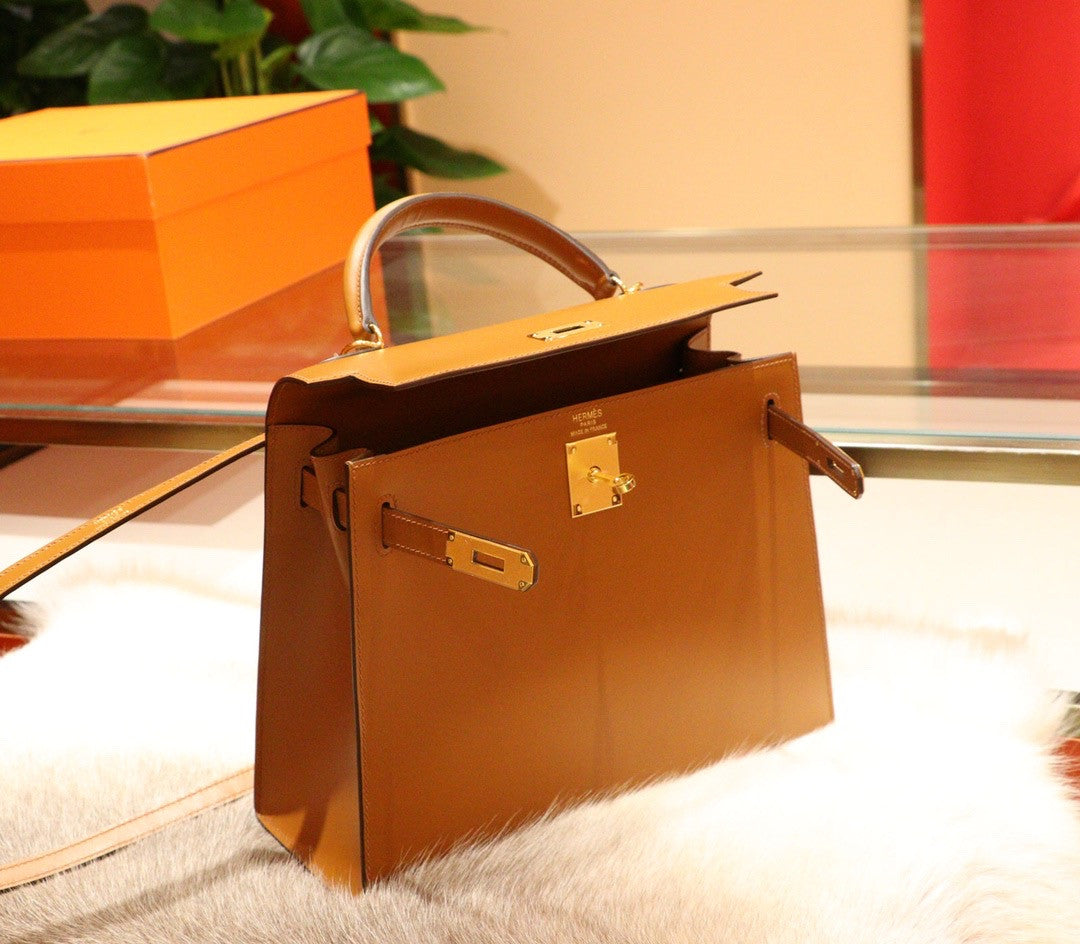 Hermès Gold Kelly 28 Box Leather Gold Hardware