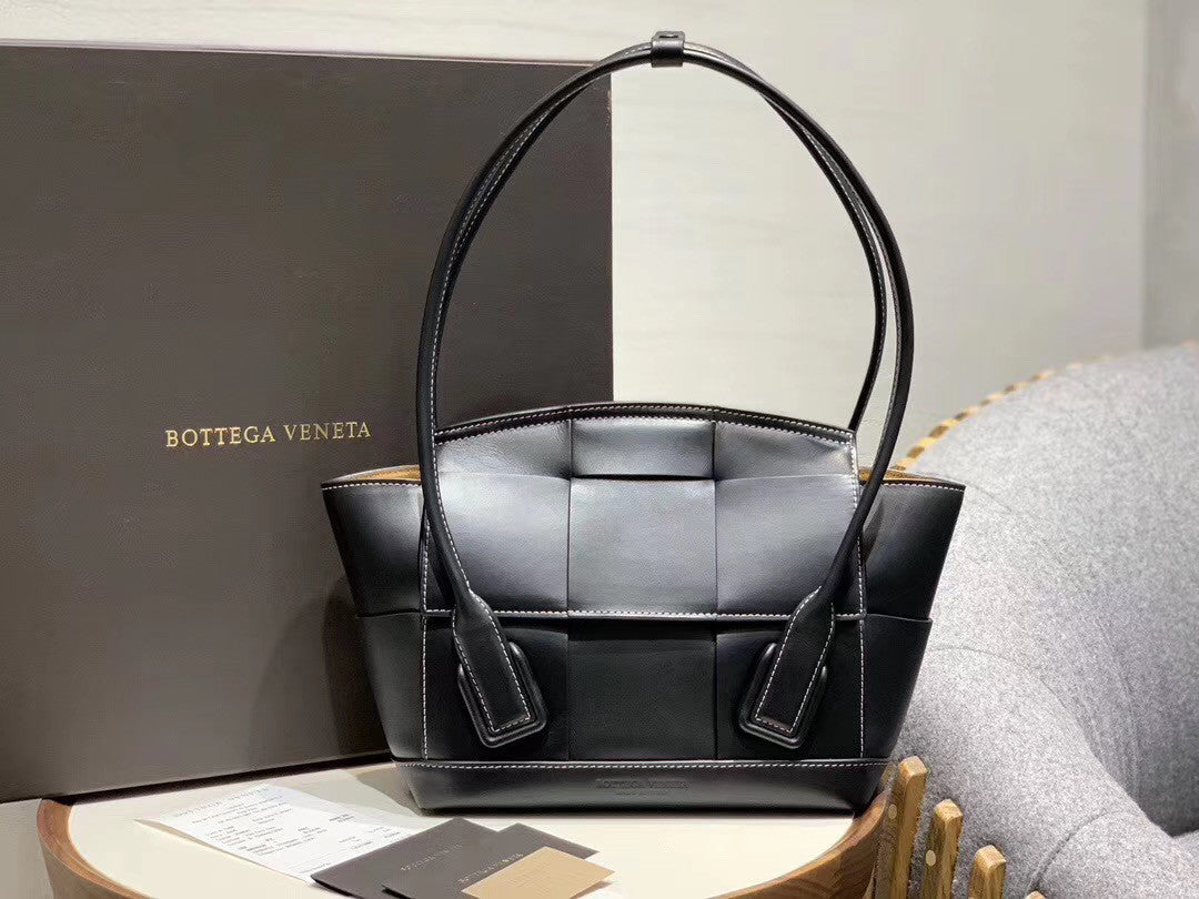 Bottega Veneta ARCO 33 BAG IN FRENCH CALFSKIN Black