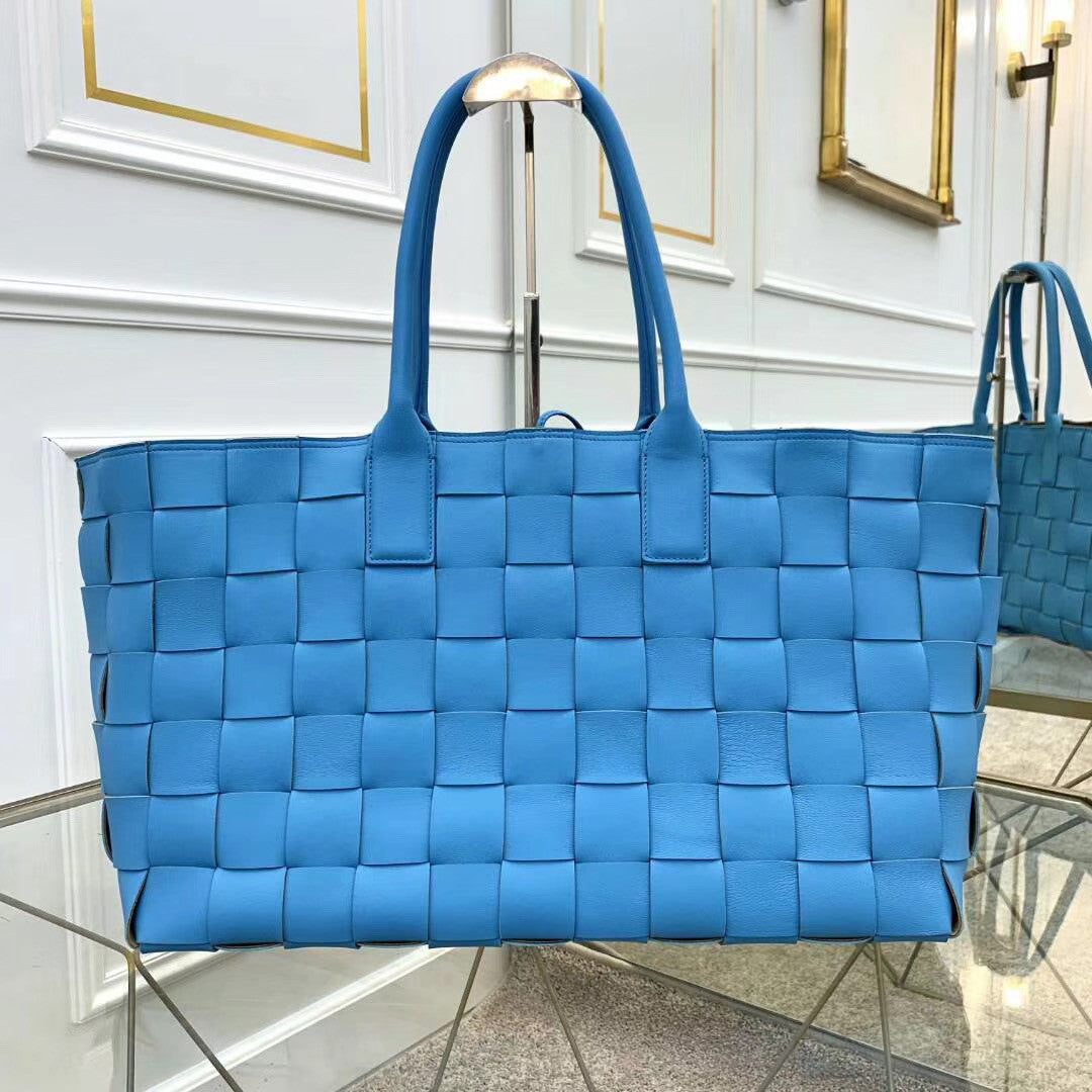 Bottega Veneta MEDIUM TOTE IN MAXI INTRECCIO Blue