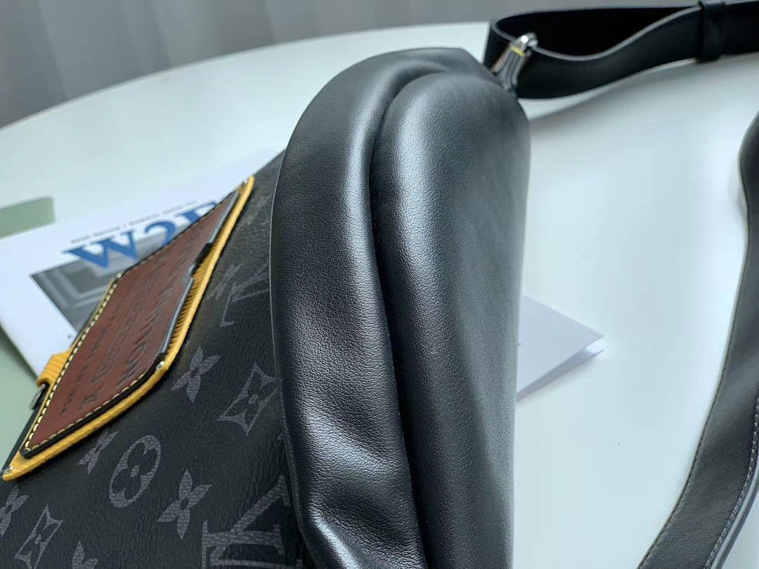Louis Vuitton Limited Edition  M45220 DISCOVERY BUMBAG