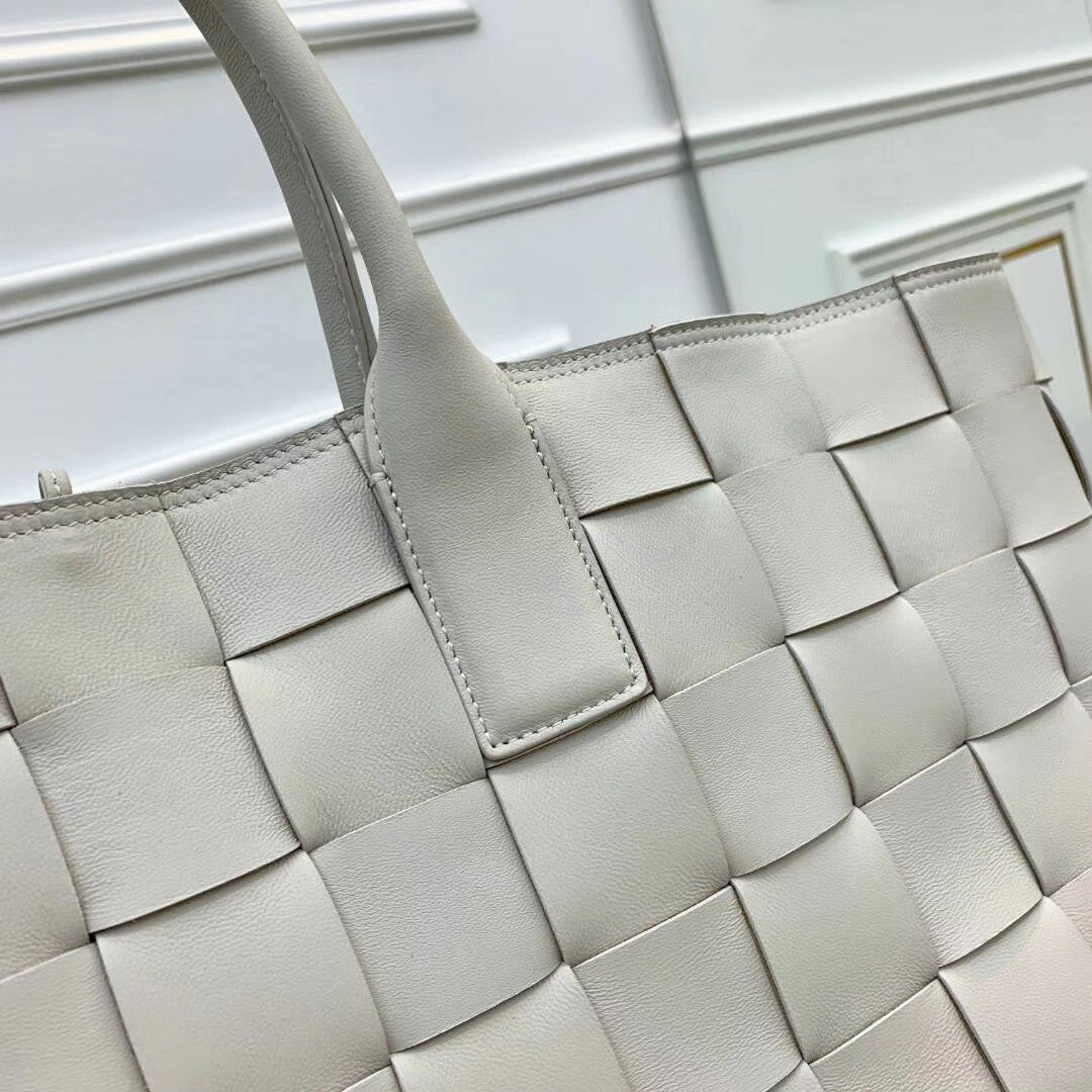Bottega Veneta MEDIUM TOTE IN MAXI INTRECCIO White
