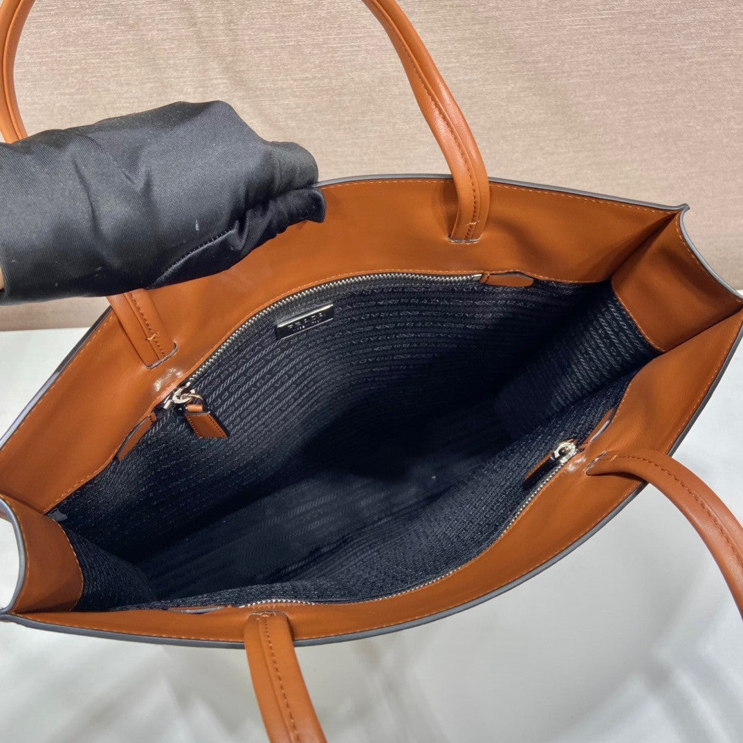 Prada Leather tote Brown