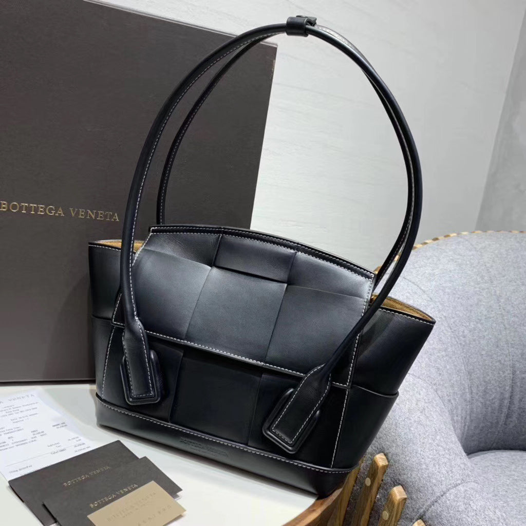 Bottega Veneta ARCO 33 BAG IN FRENCH CALFSKIN Black