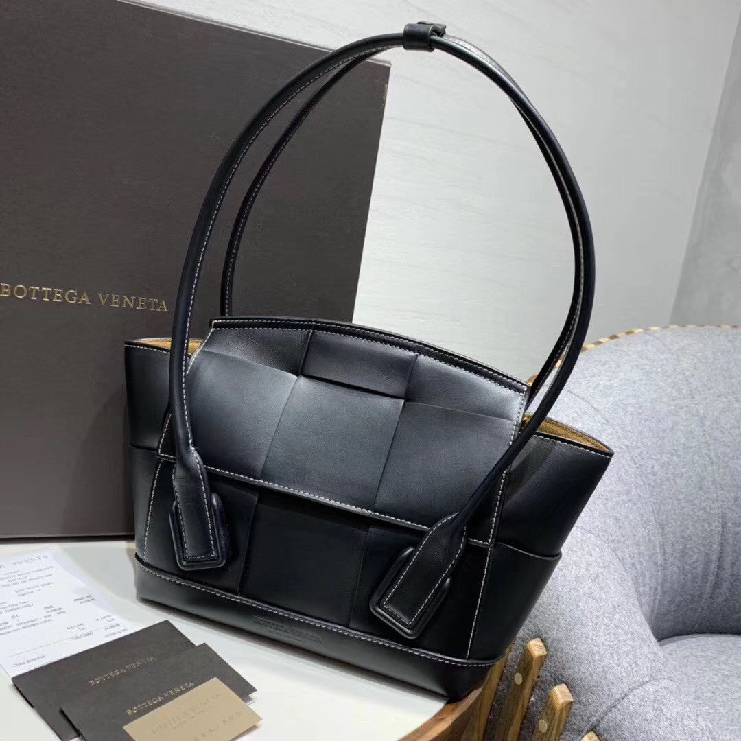 Bottega Veneta ARCO 33 BAG IN FRENCH CALFSKIN Black