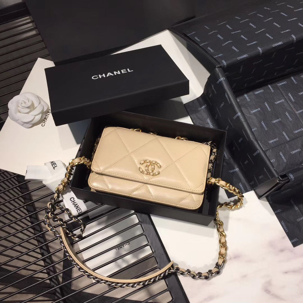 CHANEL 19 Wallet on Chain Beige
