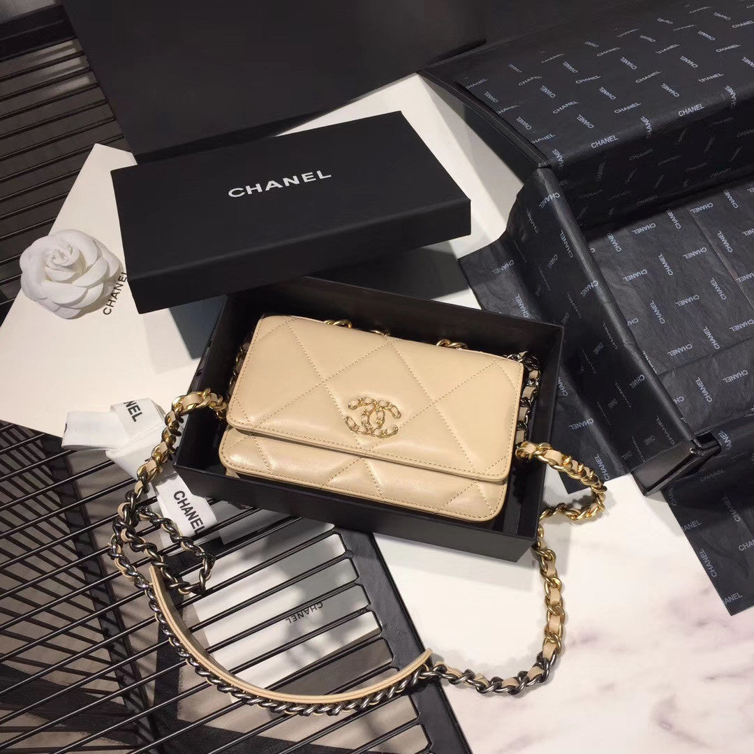 CHANEL 19 Wallet on Chain Beige
