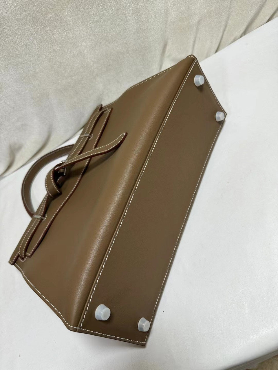 Hermes  A PARCHEMIN SWIFT LEATHER  ETOUPE KELLY FLAT 35 BAG