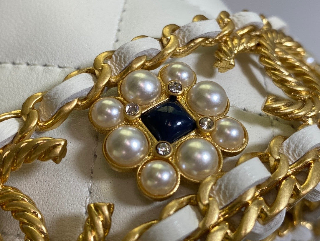 Chanel BUCKET WITH CHAIN White