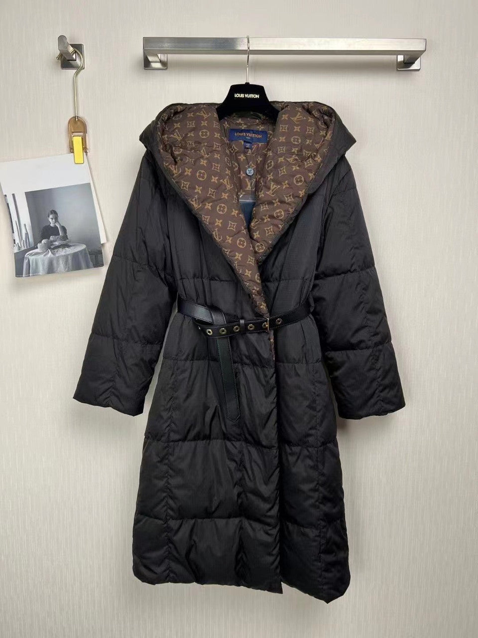 Louis Vuitton 1AA8X7 LONG PILLOW PUFFER WRAP COAT
