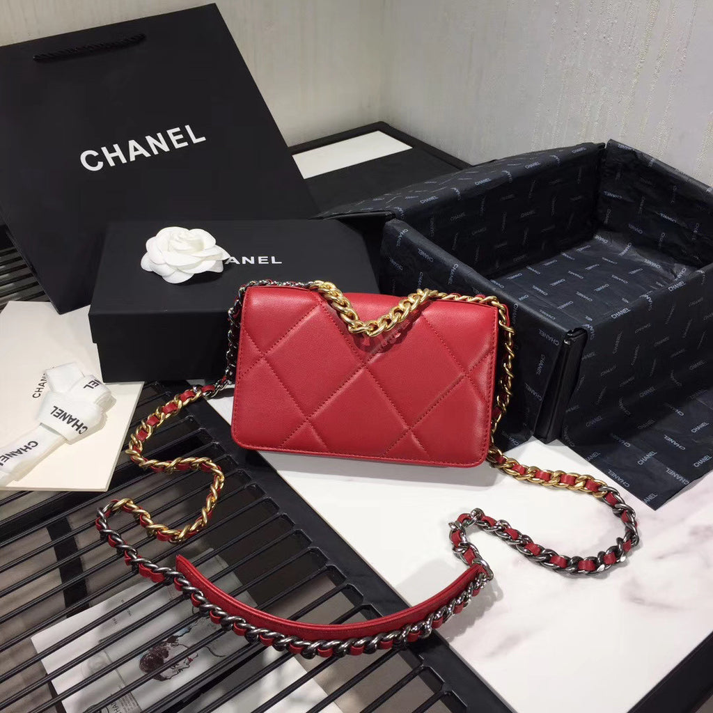 CHANEL 19 Wallet on Chain Red