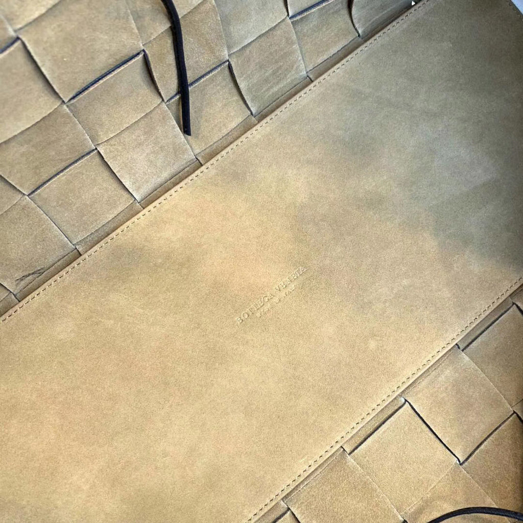 Bottega Veneta MEDIUM TOTE IN MAXI INTRECCIO Black