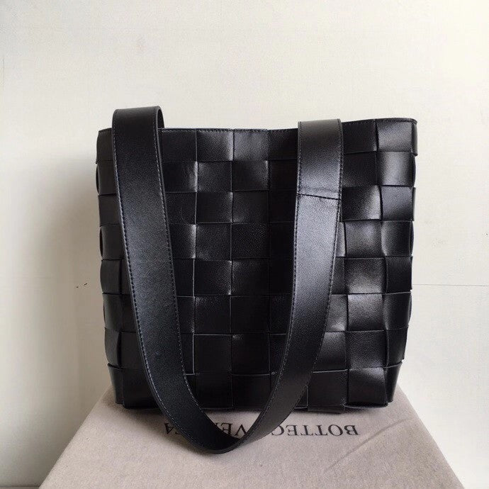 Bottega Veneta MAXI SHOULDER BAG BLACK