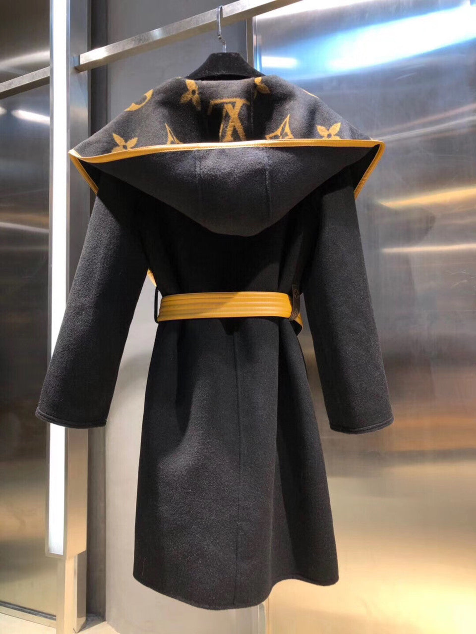 Louis Vuitton 1A5ILR HOODED WRAP COAT