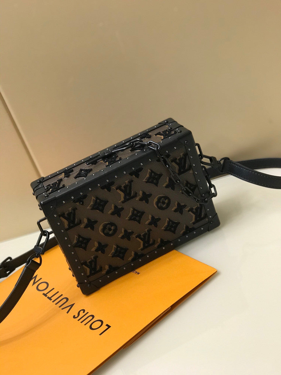 Louis Vuitton M20233  CLUTCH BOX