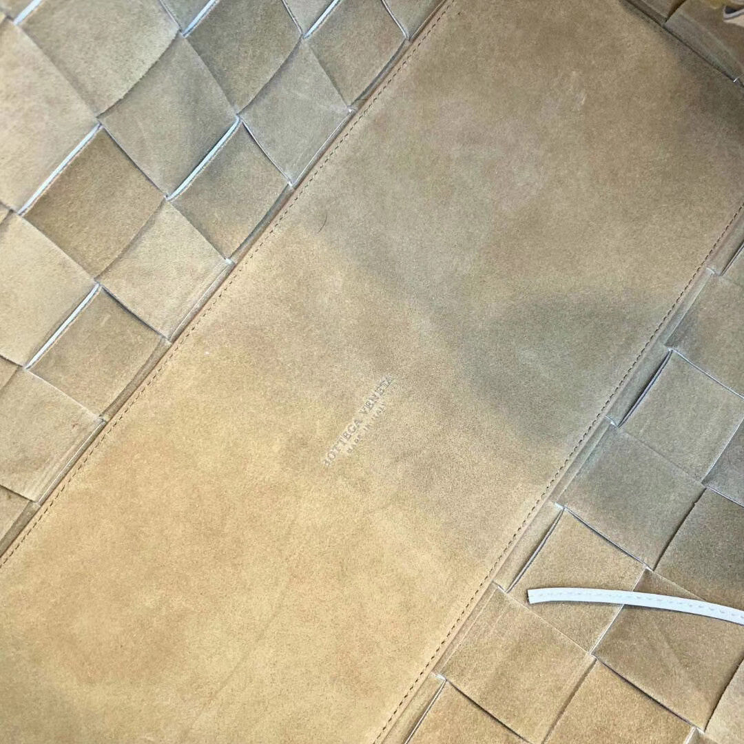 Bottega Veneta MEDIUM TOTE IN MAXI INTRECCIO White