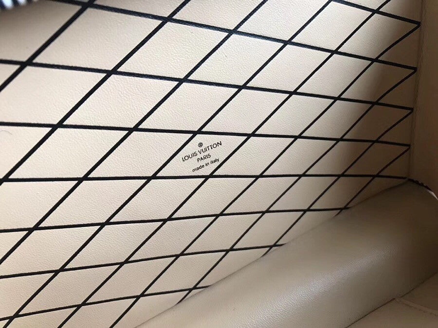 Louis Vuitton  PETITE MALLE M53847