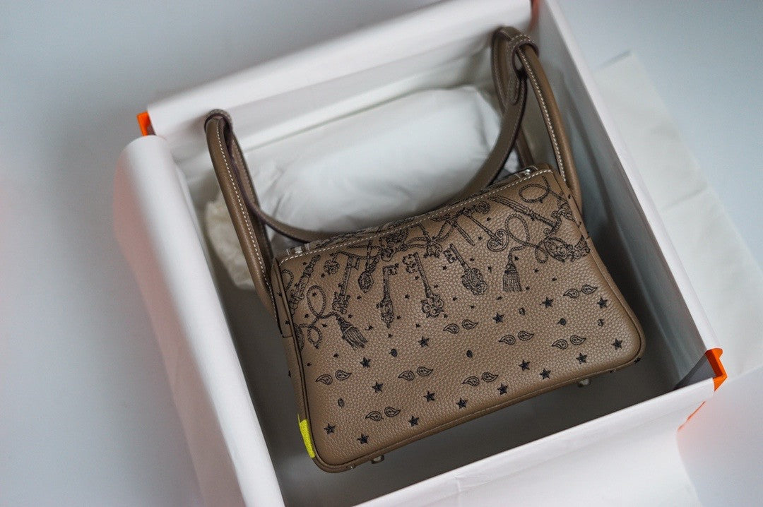 [Online Exclusive] Hermes Limited Edition Embroidered Lindy 26 Bag