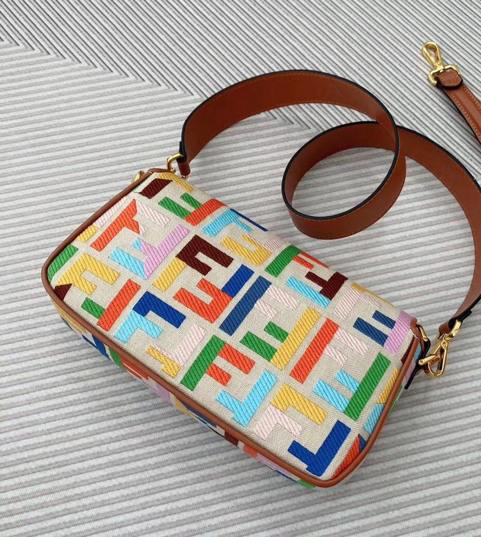 Fendi  BAGUETTE Beige canvas bag