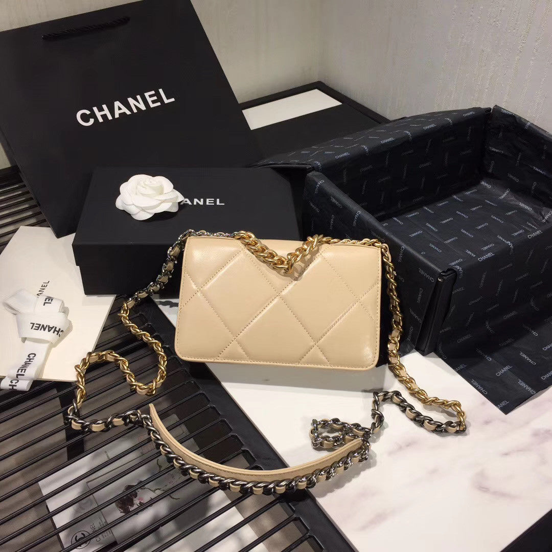 CHANEL 19 Wallet on Chain Beige