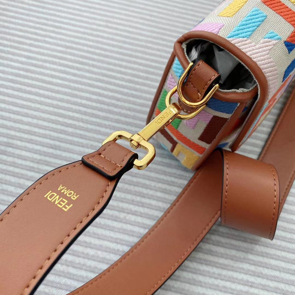 Fendi  BAGUETTE Beige canvas bag