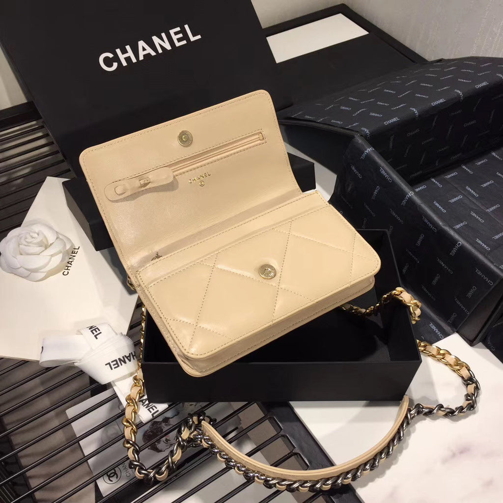 CHANEL 19 Wallet on Chain Beige