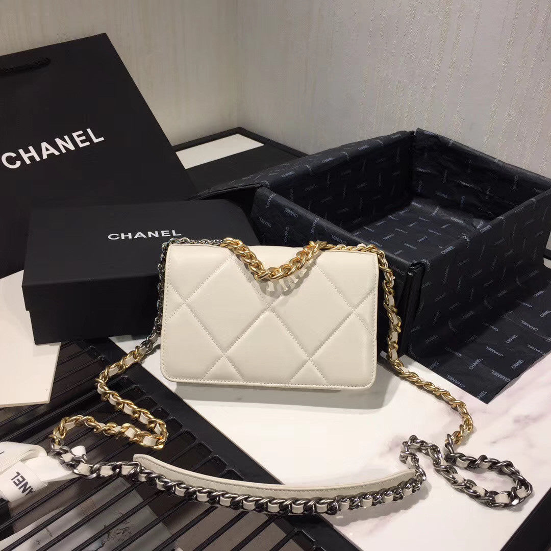 CHANEL 19 Wallet on Chain White