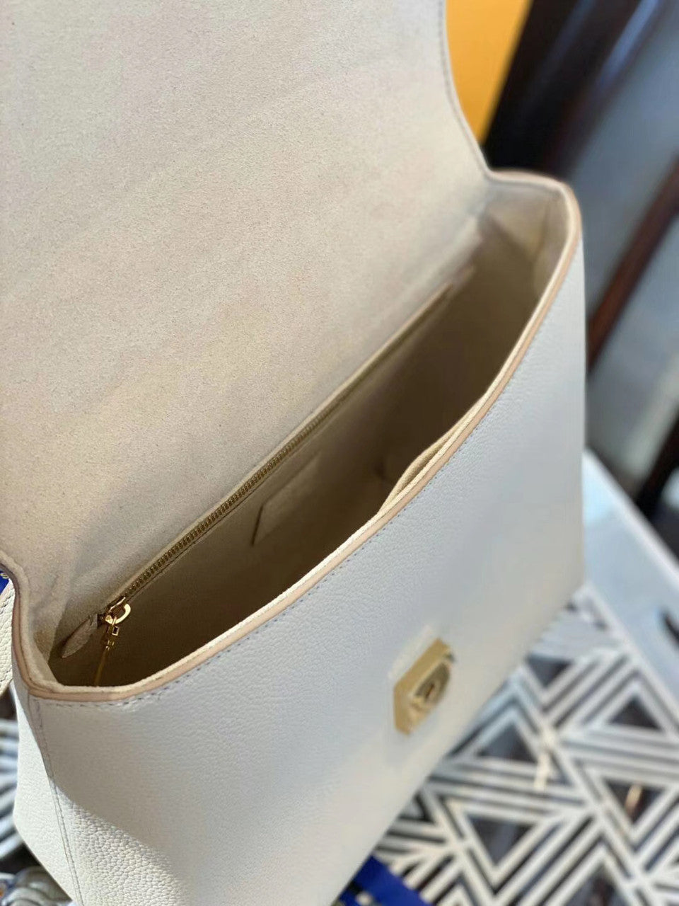 Louis Vuitton M55060 BOLSO VOLTA Moccacino