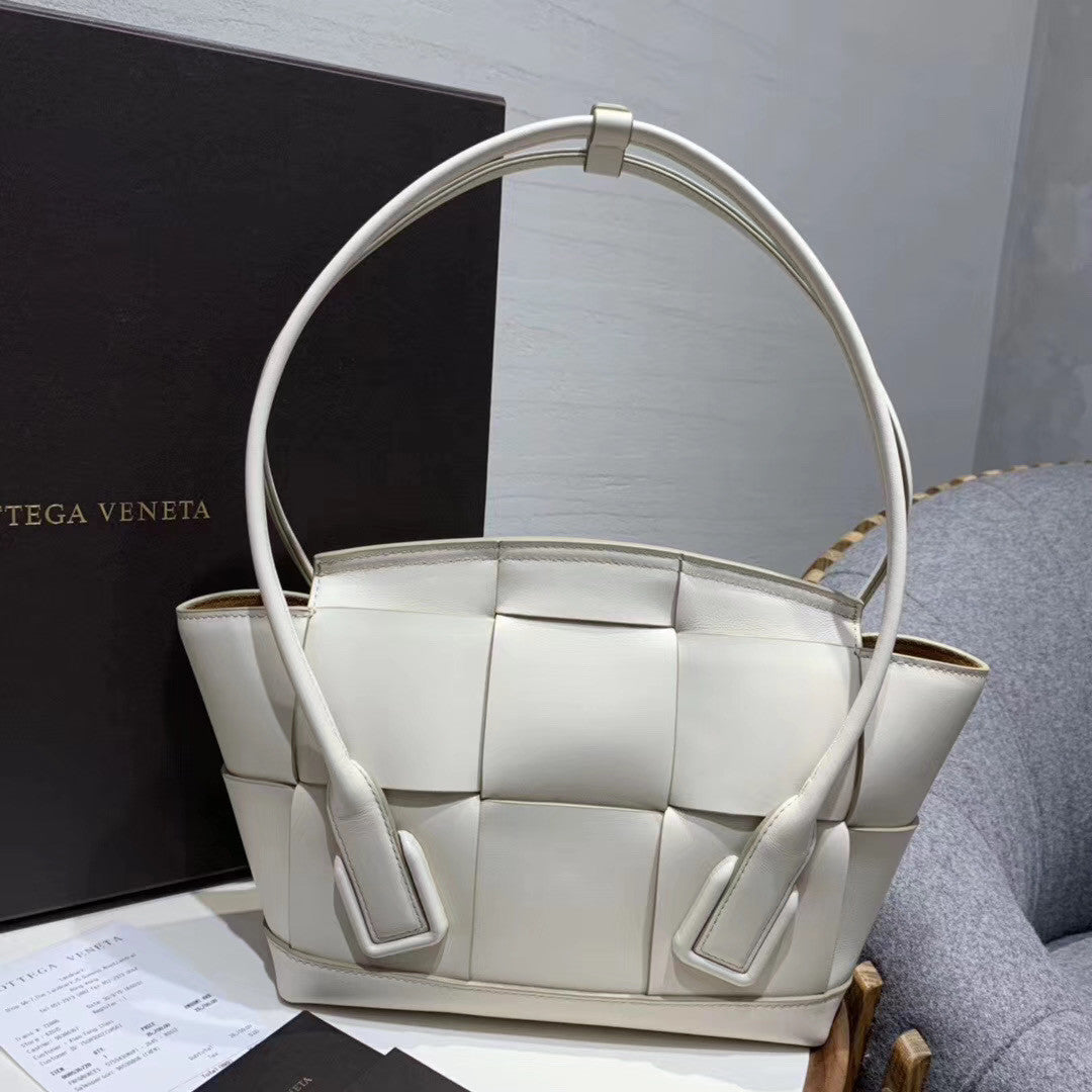 Bottega Veneta ARCO 33 BAG IN FRENCH CALFSKIN Bianco