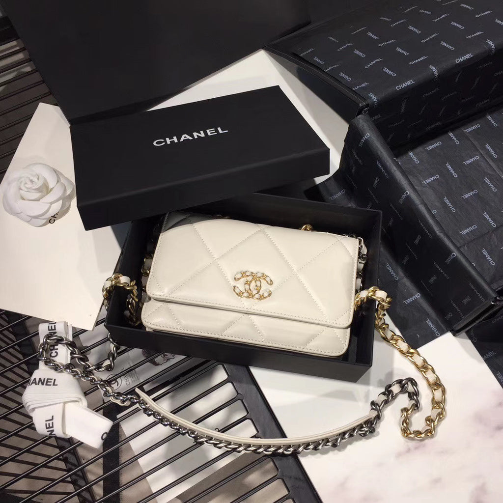CHANEL 19 Wallet on Chain White