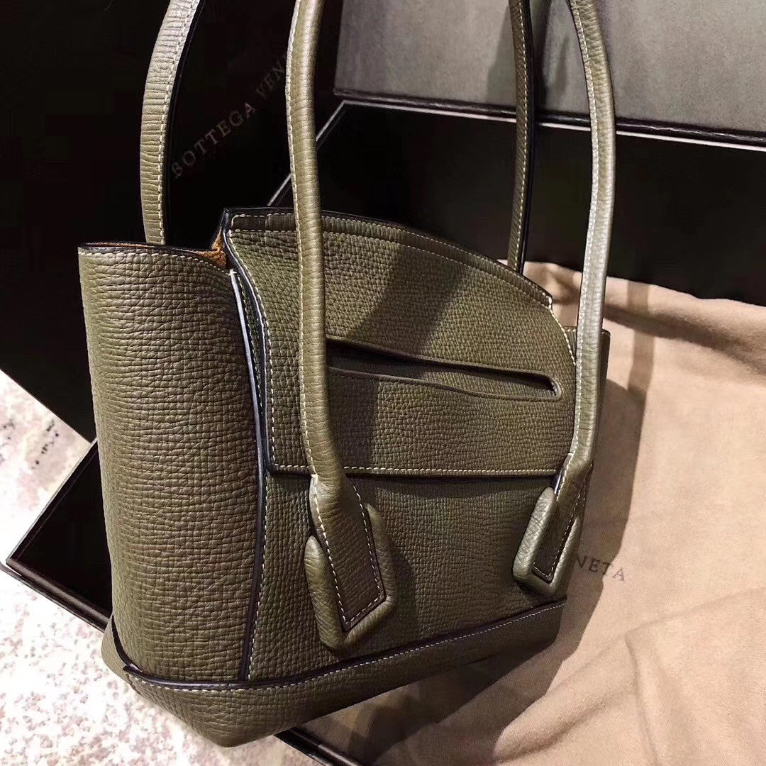 Bottega Veneta ARCO 33  in Green grainy calfskin