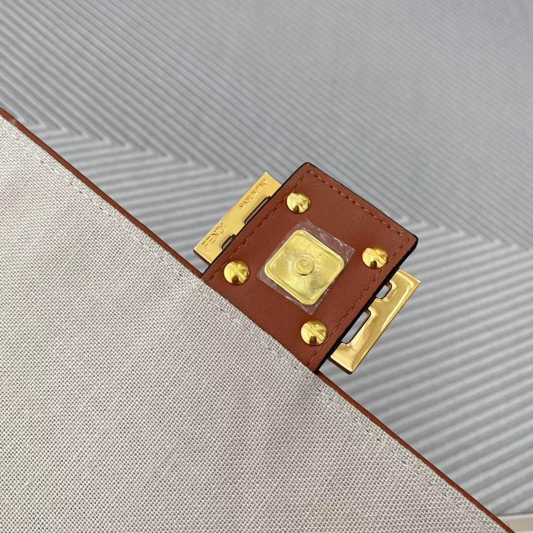 Fendi  BAGUETTE Beige canvas bag