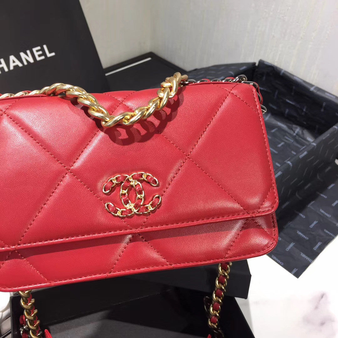 CHANEL 19 Wallet on Chain Red