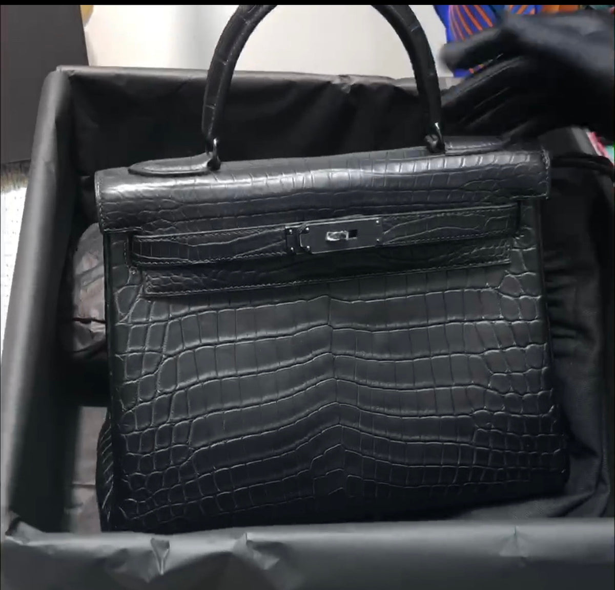 Hermes SAC KELLY SO BLACK RETOURNÉ 35 EN ALLIGATOR NOIR, GARNITURE EN MÉTAL PLAQUÉ NOIR, ÉDITION LIMITÉE