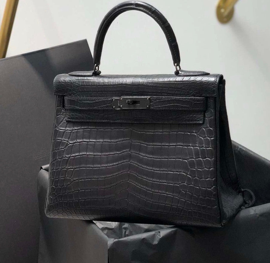 Hermes SAC KELLY SO BLACK RETOURNÉ 35 EN ALLIGATOR NOIR, GARNITURE EN MÉTAL PLAQUÉ NOIR, ÉDITION LIMITÉE