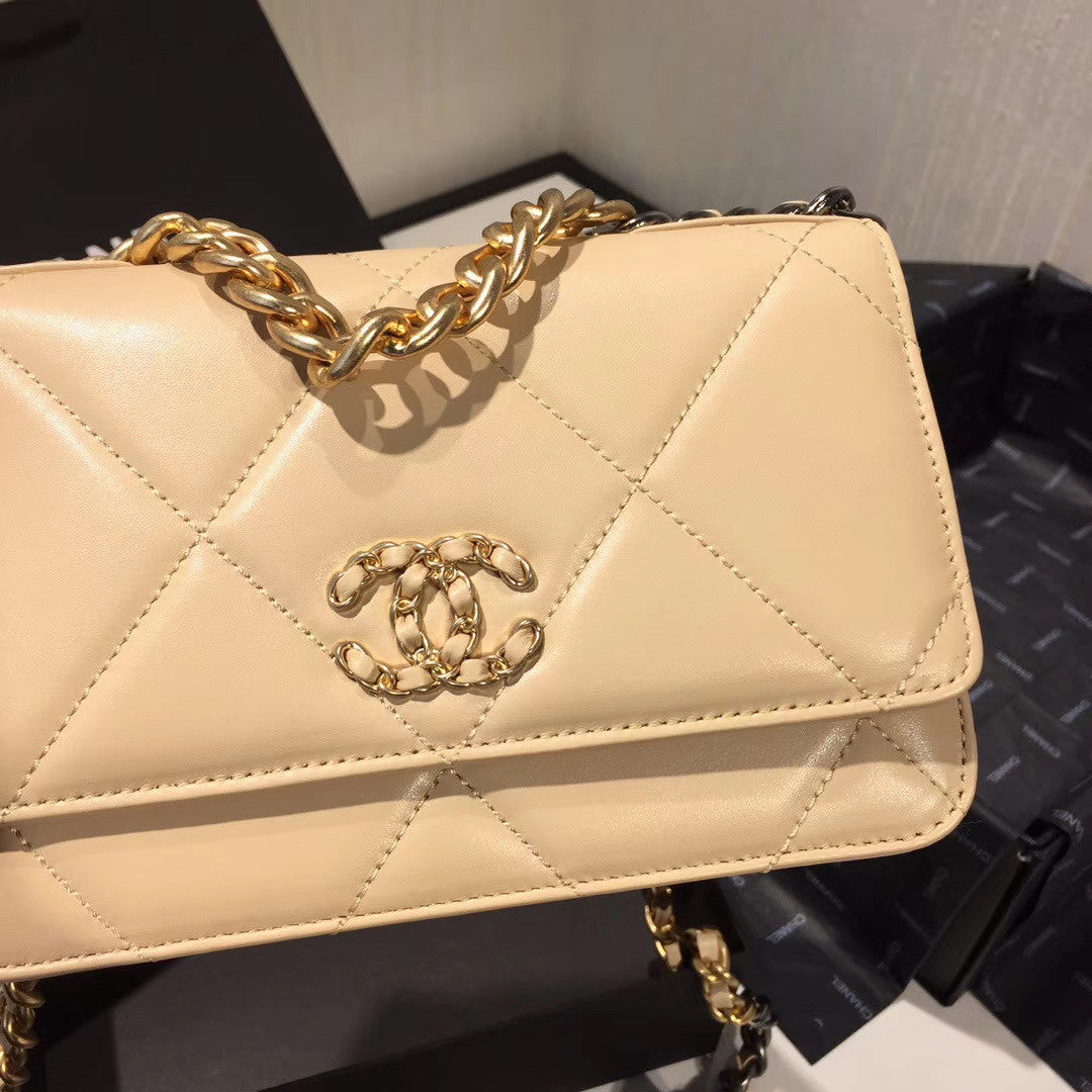 CHANEL 19 Wallet on Chain Beige