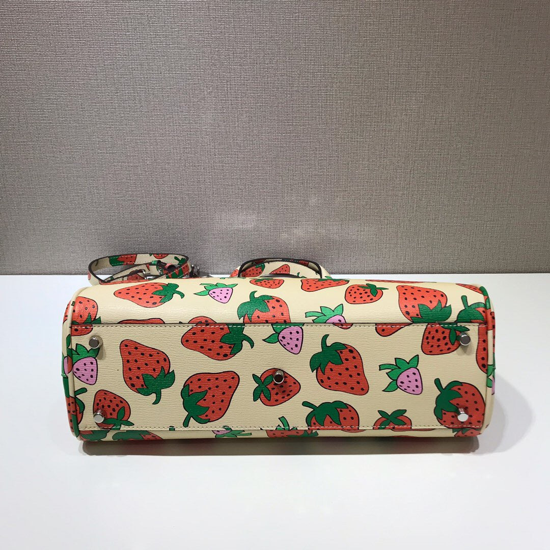Gucci Zumi Strawberry print medium top handle bag