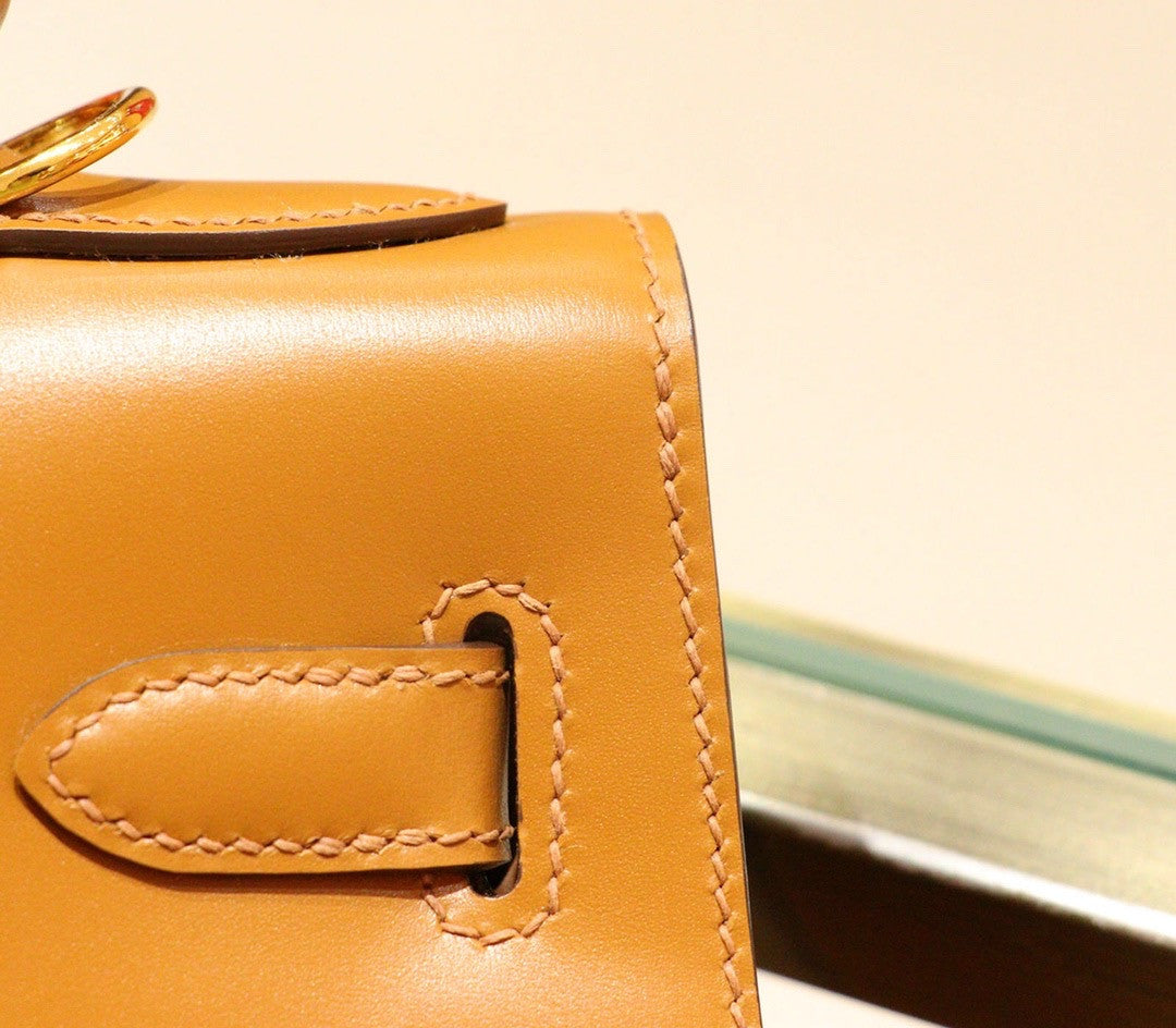 Hermès Gold Kelly 28 Box Leather Gold Hardware