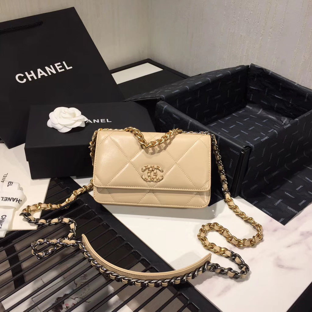 CHANEL 19 Wallet on Chain Beige
