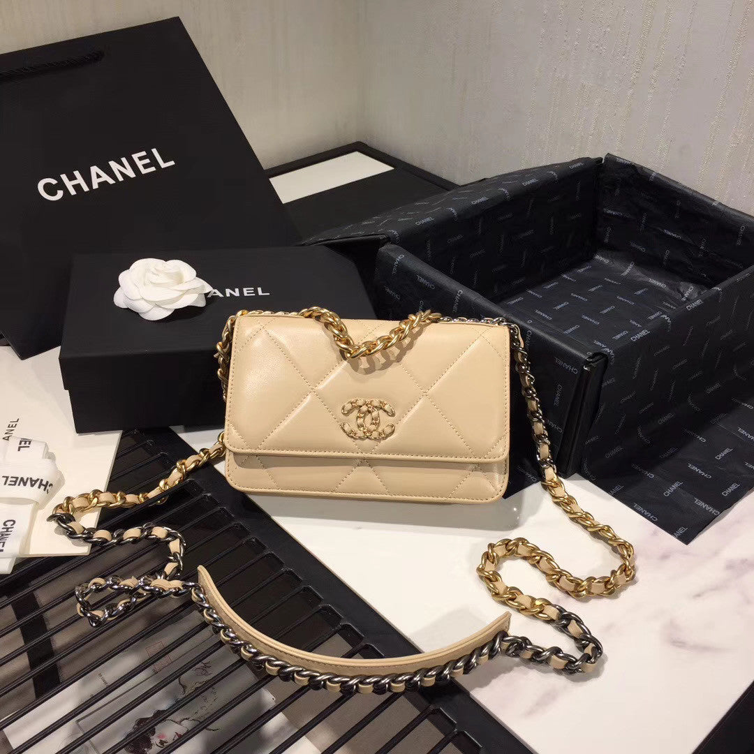 CHANEL 19 Wallet on Chain Beige