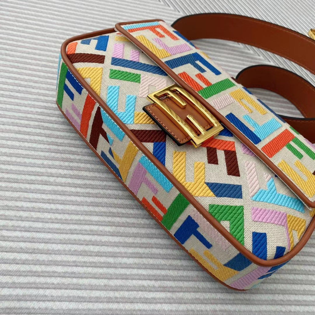 Fendi  BAGUETTE Beige canvas bag