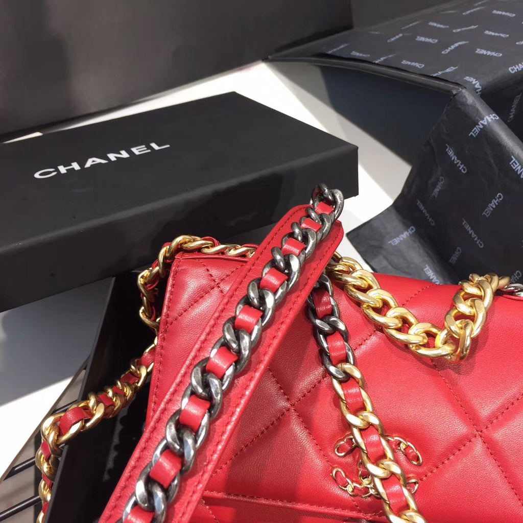 CHANEL 19 Wallet on Chain Red