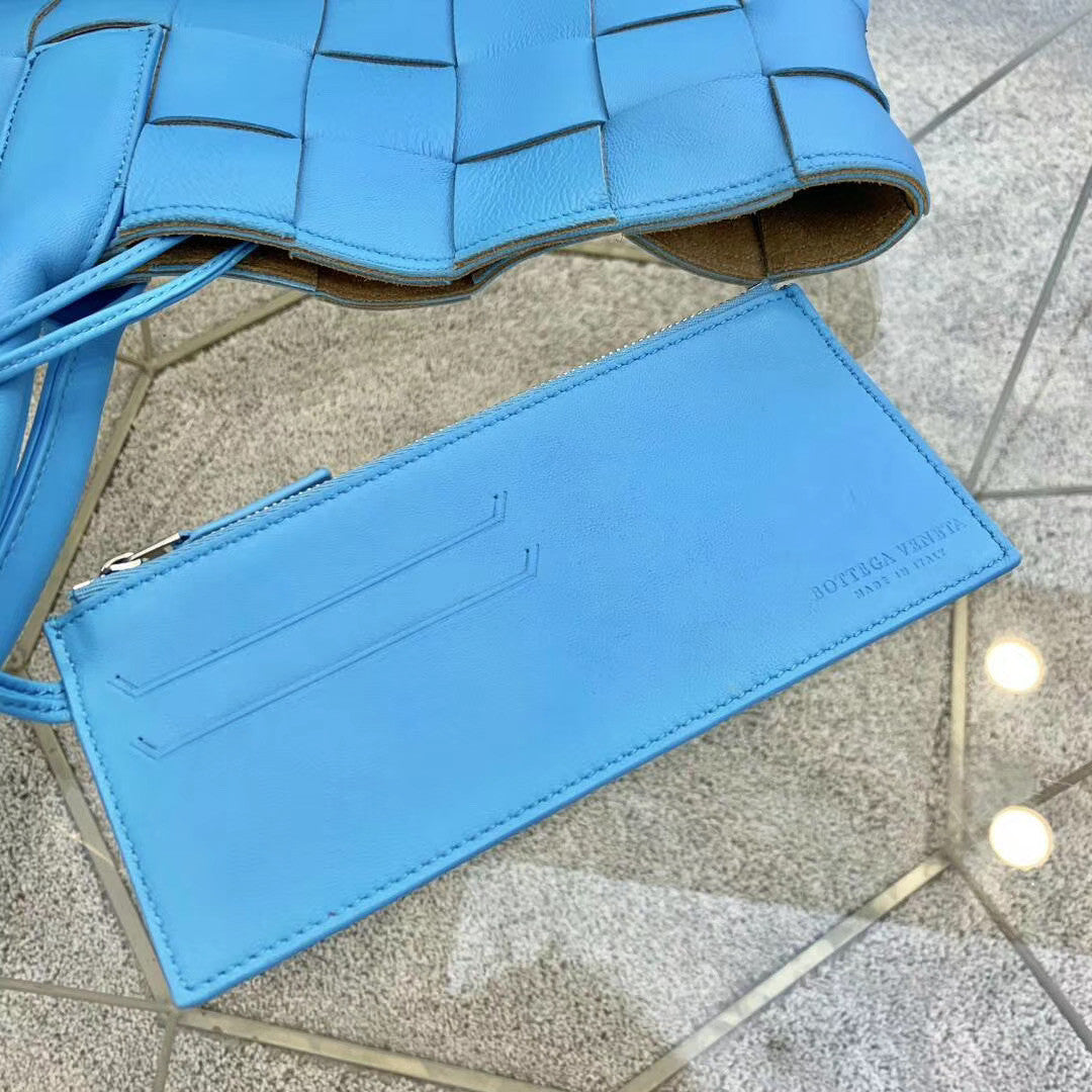 Bottega Veneta MEDIUM TOTE IN MAXI INTRECCIO Blue